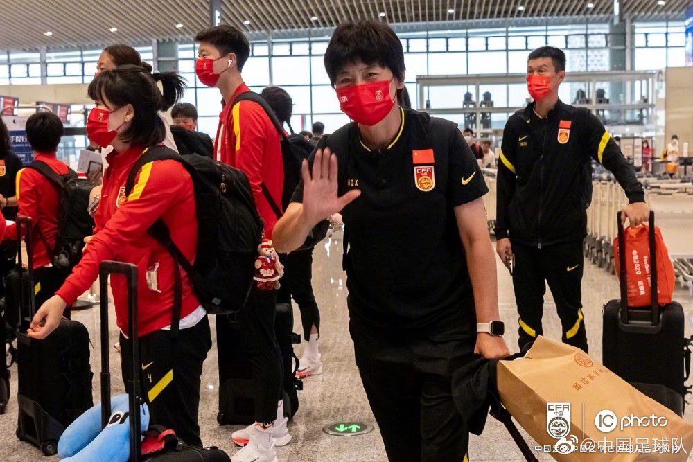 比赛第20分钟，迪巴拉主罚前场任意球，曼奇尼在禁区内头球破门。